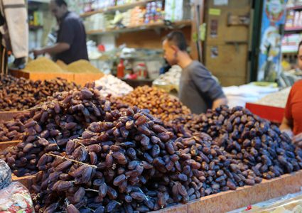 أجواء شهر رمضان المبارك في احدى أسواق مدينة غزة .