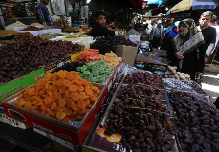 أجواء شهر رمضان المبارك في احدى أسواق مدينة غزة .