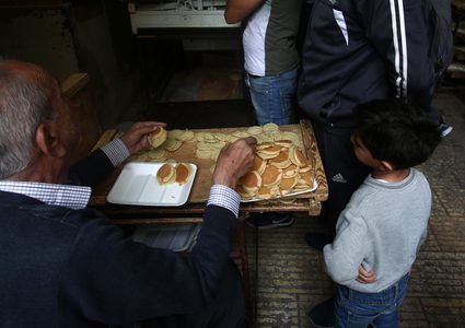 أجواء شهر رمضان المبارك في احدى أسواق مدينة غزة .