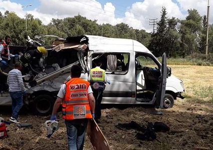 4 قتلى و10 اصابات في حادث سير مروع على الطريق 443