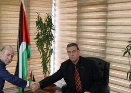 اللوح يبحث الأنشطة والجهود المبذولة للقطاعات