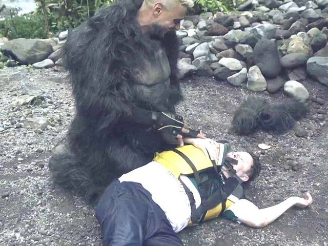 ضحية رامز جلال: نطقتُ الشهادة خوفاً من الغوريللا