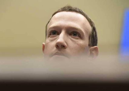 زوكربرغ يخوض "أكبر معاركه" لحماية فيسبوك من التقسيم