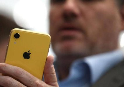 خبراء يكشفون "خدعة كبيرة" في بطاريات "آيفون".. و"أبل" ترد