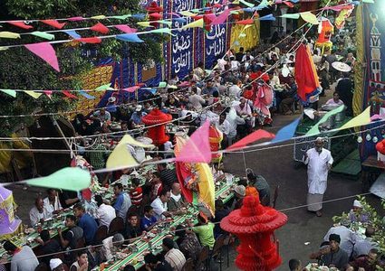 مصر تنظم "أكبر مائدة إفطار" في العالم