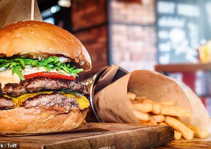 كيف يؤثر تناول الأطعمة المليئة بالدهون على الإصابة بالاكتئاب