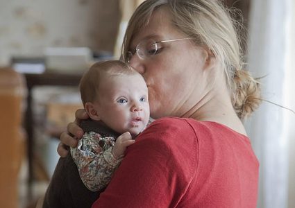 لماذا على الأم أن تزيد من تفاعلها واهتمامها عند بكاء طفلها الرضيع