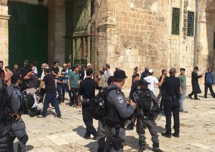 الاحتلال يعتدي على طاقم اسعاف "الهلال الأحمر" في "باب الأسباط"