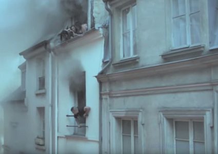 رغم التحذيرات.. عامل يعرض نفسه للخطر وينقذ سكان مبنى يحترق!