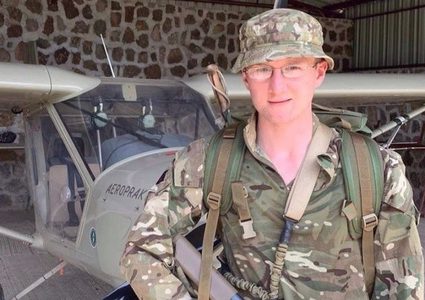 فيل ناكر للمعروف يقتل "حاميه" دعسا! (صور)