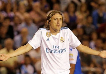 زيدان يبلغ مودريتش بمصيره في ريال مدريد