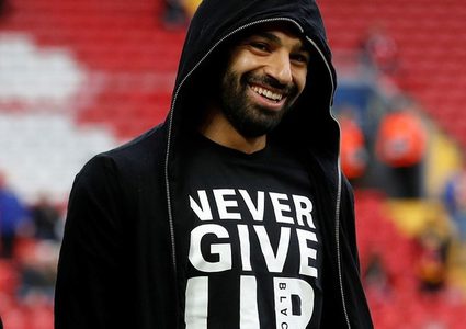 قميص محمد صلاح "الملهم" معروض للبيع