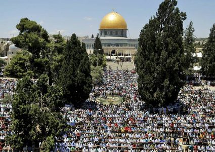 نحو 200 ألف يؤدون "الجمعة الأولى" من رمضان في "الأقصى"