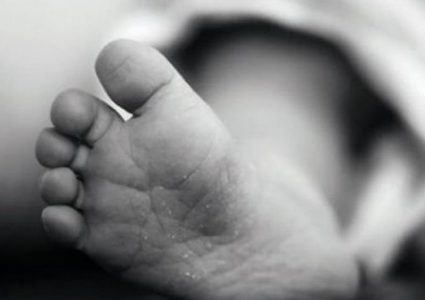 خادمة بالامارات تتخلص من رضيعها بطعنة سكين