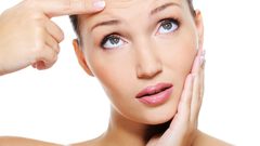 تخلصى من خطوط جبهتك التعبيرية بمكونات فى غاية البساطة