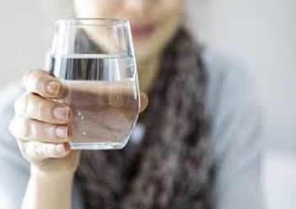 ماذا يحدث لجسمك عند شرب الماء بكثرة على السحور؟