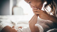 8 نصائح تساعد الأم على التعامل مع طفلها الأول