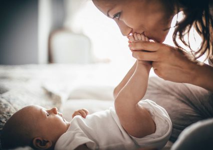 8 نصائح تساعد الأم على التعامل مع طفلها الأول