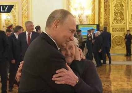 بوتين يلتقي معلمته بعد سنوات