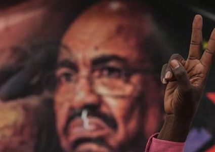 البشير يعترف بالتهم الموجهة إليه... ودولة خليجية تعرض استضافته