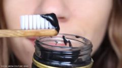 فوائد الفحم في تنظيف الأسنان.. دراسة تحسم الجدل