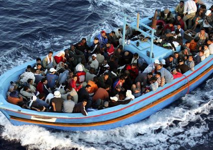 توقيف 70 مهاجرا بعد غرق العشرات قبالة تونس