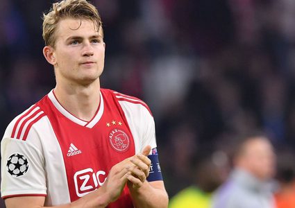 زيارة هولندية تطمئن قلب برشلونة بشأن دي ليخت