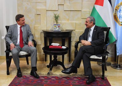 "اشتية" يؤكد أن القضية الفلسطينية قضية سياسية وليست انسانية فقط