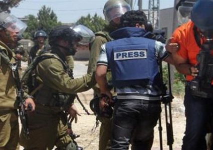 الاحتلال يحتجز سبعة صحفيين وناشطا حقوقيا في الأغوار