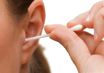 أضرار استخدام الأعواد القطنية لتنظيف الأذن..؟