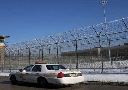 الشرطة الأمريكية تحبط محاولة سجين تهريب آلة حادة في جسمه