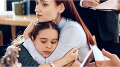 كيف تتعاملين مع الحزن أمام أطفالك ؟