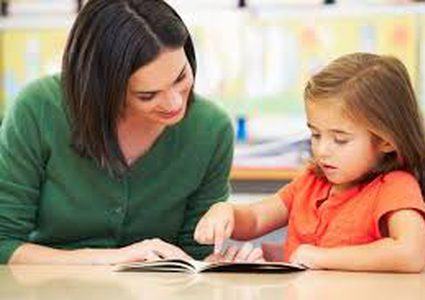 مراحل تعلم الطفل الكلام خلال بداية حياته