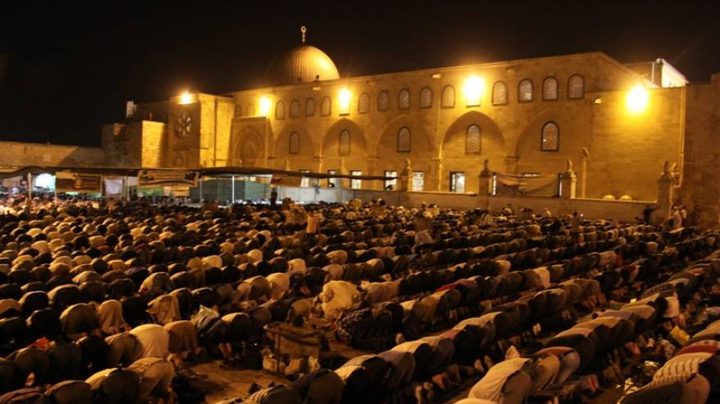 قوات الاحتلال تقتحم المسجد الأقصى وتخرج المعتكفين بالقوة