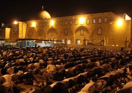 قوات الاحتلال تقتحم المسجد الأقصى وتخرج المعتكفين بالقوة