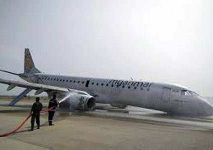 طائرة تهبط دون عجلة أمامية في ميانمار