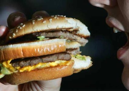 دراسة تفسر علاقة الأطعمة الغنية بالدهون بالاكتئاب