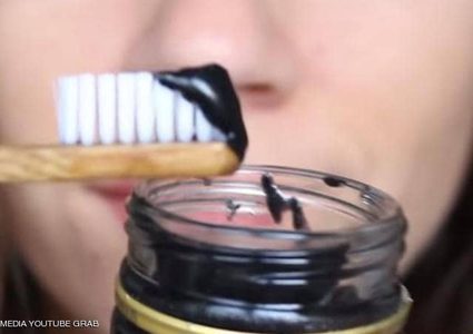 فوائد الفحم في تنظيف الأسنان.. دراسة تحسم الجدل