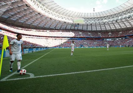 كرة تصيب رأس مذيعة وتسقطها أرضا