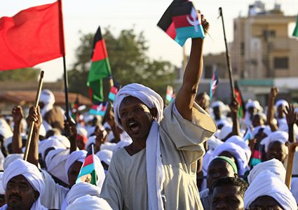 متظاهرون سودانيون يغلقون شارع النيل المقابل للقصر الجمهوري