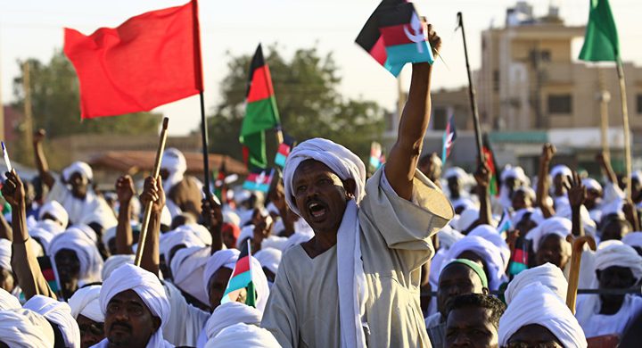 متظاهرون سودانيون يغلقون شارع النيل المقابل للقصر الجمهوري