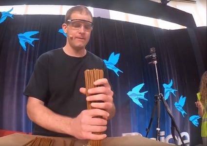 مشهد لا يصدق.. رجل يشعل 100 شمعة داخل فمه! (فيديو)