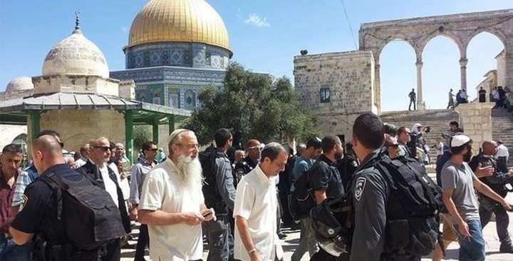 مجموعة من المستوطنين يقتحمون المسجد الأقصى من جديد