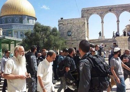مجموعة من المستوطنين يقتحمون المسجد الأقصى من جديد