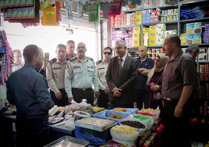المحافظ أبو بكر يتفقد أسواق طولكرم ومحلاتها التجارية