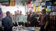 المحافظ أبو بكر يتفقد أسواق طولكرم ومحلاتها التجارية