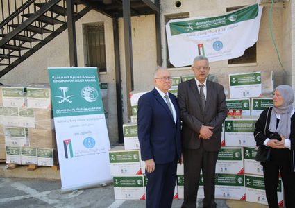 تسليم سلال غذائية للعائلات الفقيرة في طولكرم