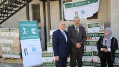 تسليم سلال غذائية للعائلات الفقيرة في طولكرم