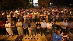 الآلاف يؤدون صلاتي "العشاء" و"التراويح" في رحاب المسجد الأقصى
