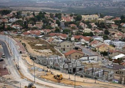 قوات الاحتلال تشق طريقين جديدين لمستوطنات معزولة